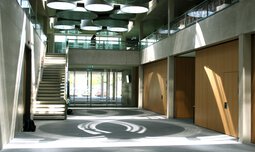 Aula mit Treppe in der Philipp Neri Schule | © Caritas München und Oberbayern